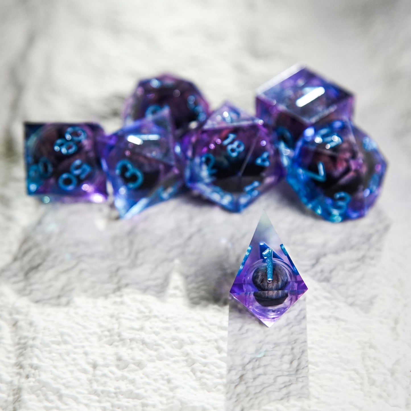 Juego de dados de resina con forma de ojo de dragón, color azul y morado