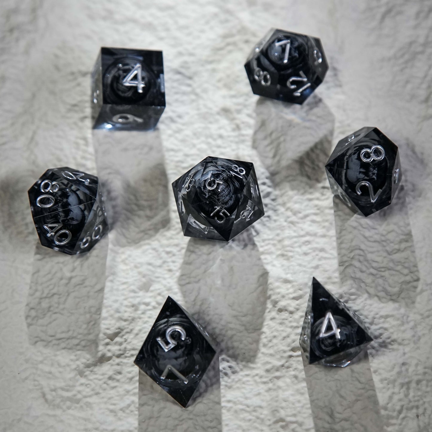 Jeu de dés en résine Skull Core, chiffres noirs + argentés 