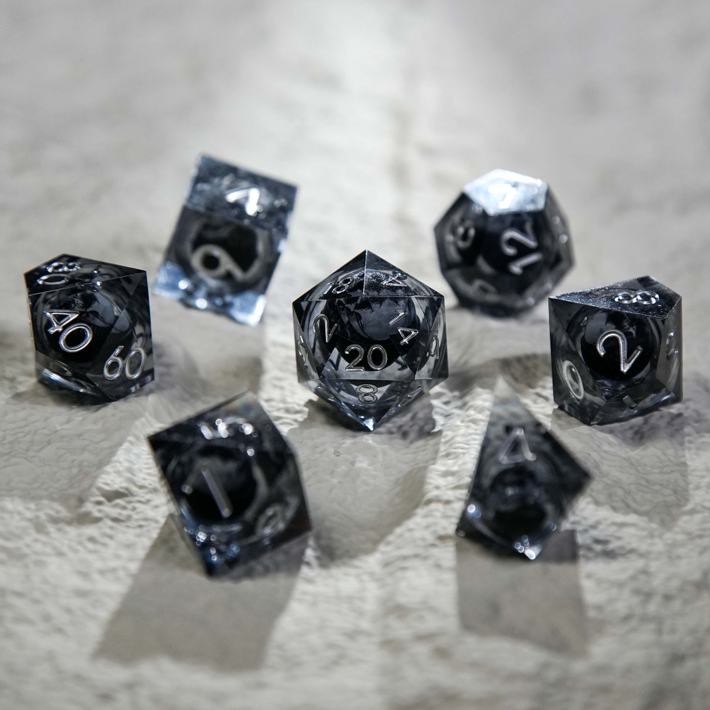 Jeu de dés en résine Skull Core, chiffres noirs + argentés 