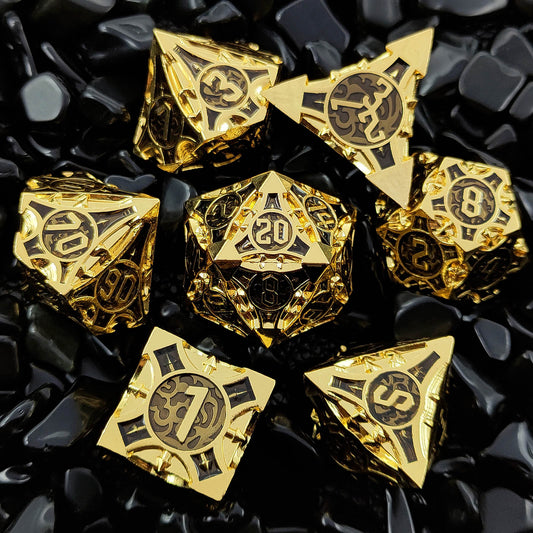 Goldenes, schwarzes Metall-Würfelset mit massiven Pfeilen 