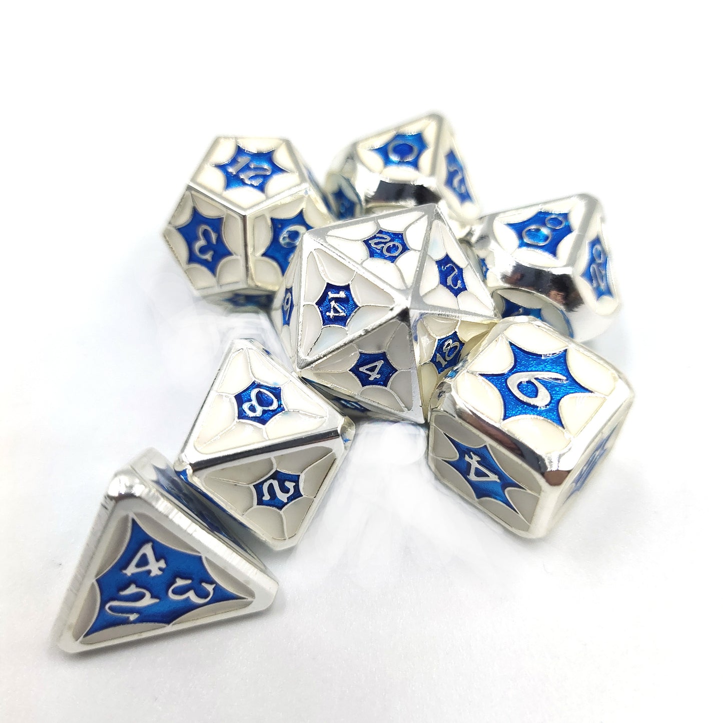 Jeu de dés à motif de pétale solide en métal blanc et bleu 