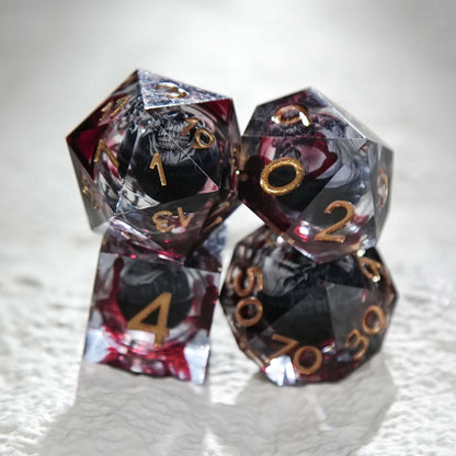 Juego de dados de resina con núcleo de calavera, mancha de sangre negra y números dorados 