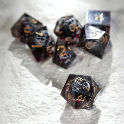 Juego de dados de resina con núcleo de calavera, mancha de sangre negra y números dorados 