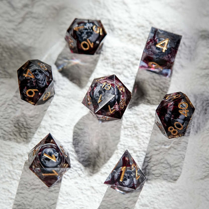 Juego de dados de resina con núcleo de calavera, mancha de sangre negra y números dorados 